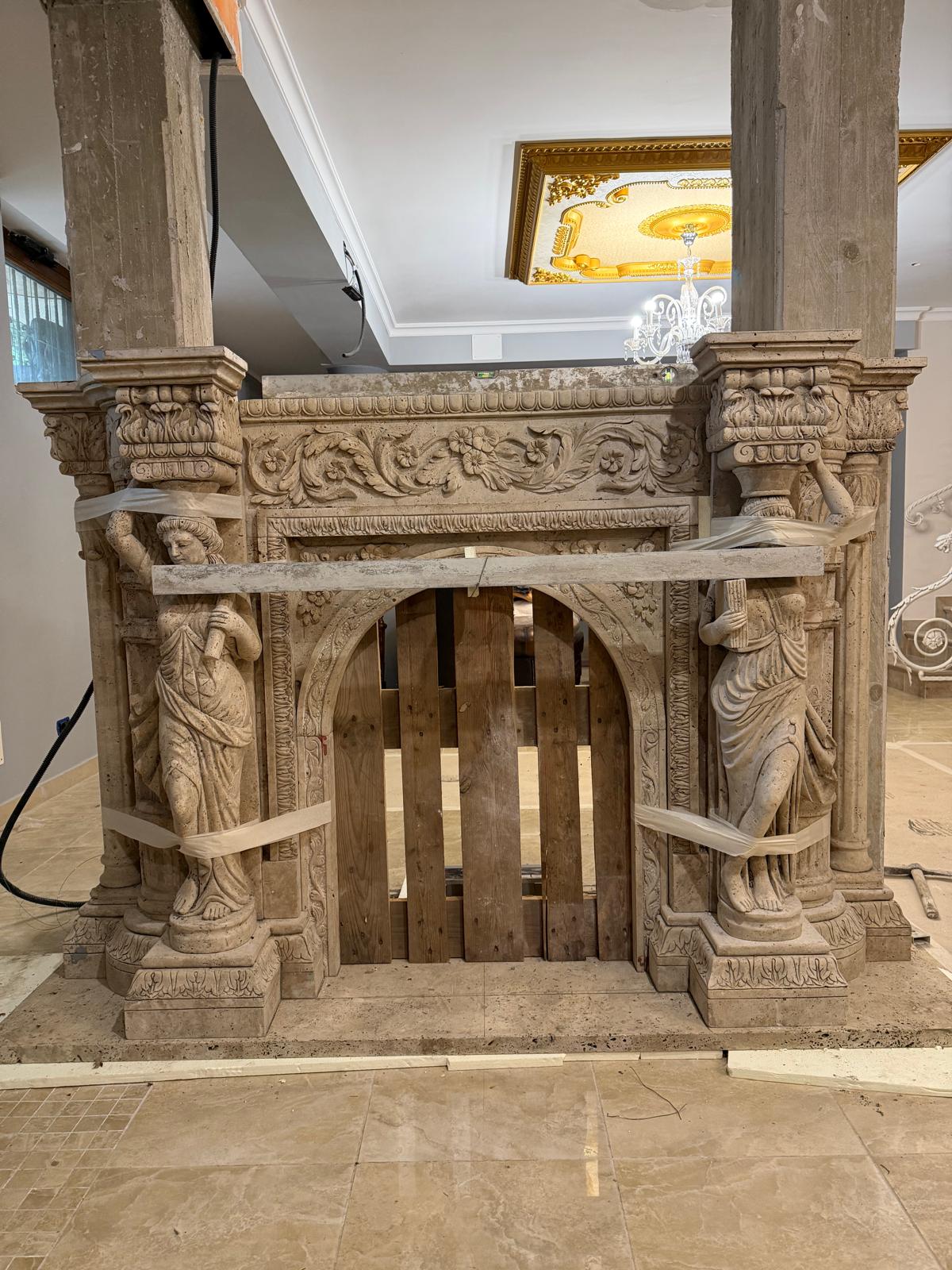 rivestimento-per-caminetto-monumentale-con-cariatidi-pietra-naturale-scolpita-a-mano-stile-neo-rinascimentale